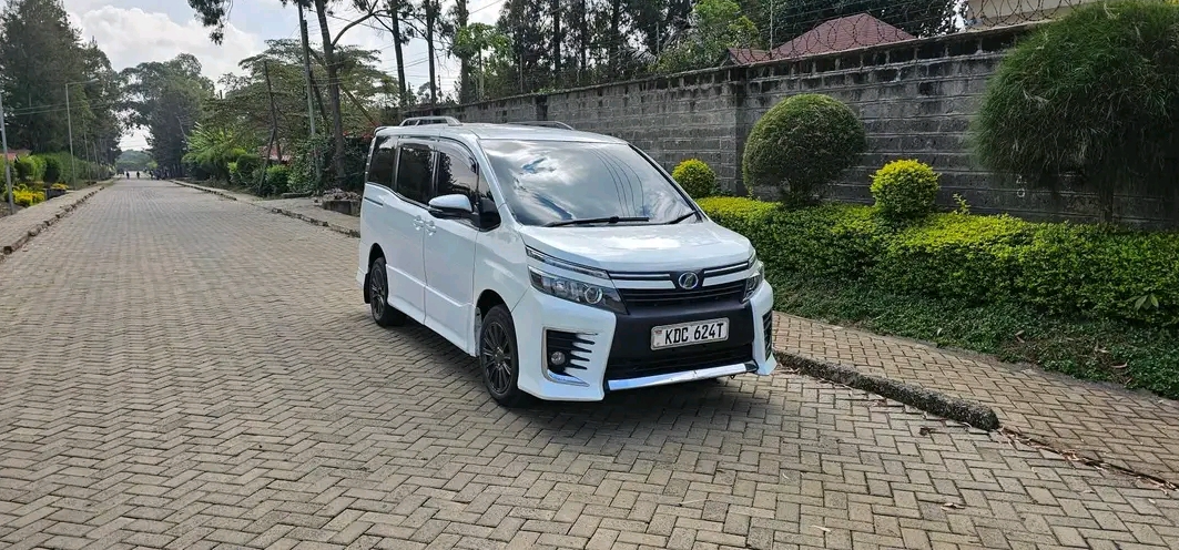 TOYOTA VOXY